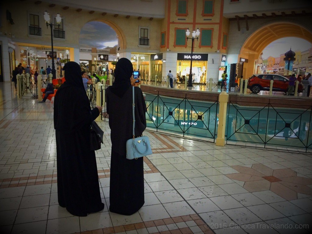 O que as mulheres árabes usam por debaixo da abaya