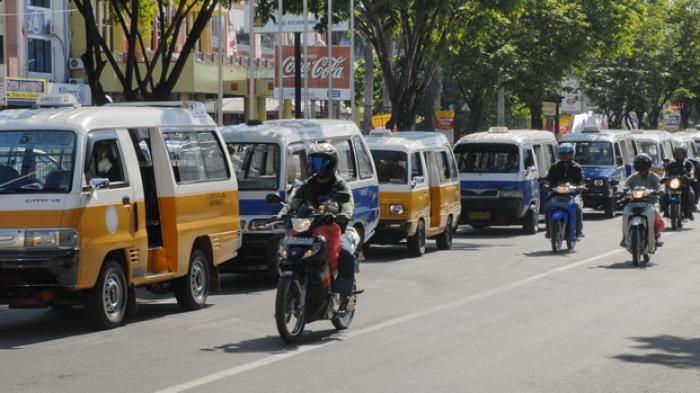 Os pequenos "angkots" - máximo 10 passageiros. Fonte foto: kaltim.tribunnews.com