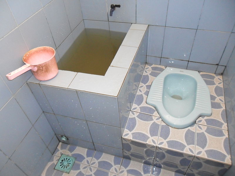 Tente não surtar ao se deparar com o típico toilet local. (Fonte: http://www.vagabondjourney.com)