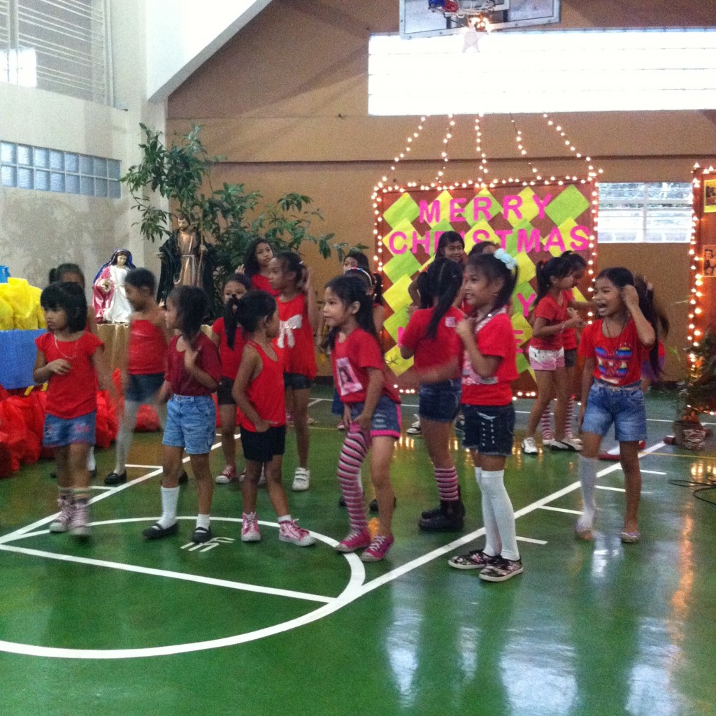 Crianças na celebração de Natal em Antipolo