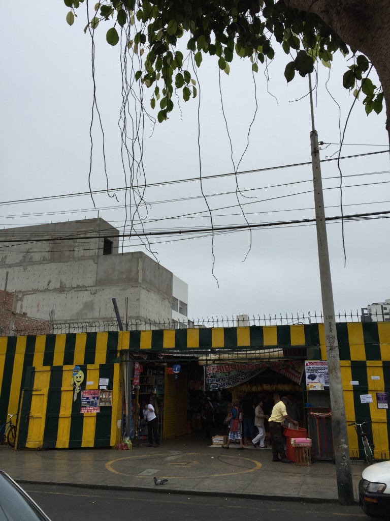 Mercado popular da cooperativa de Miraflores, na rua General Mendiburu.