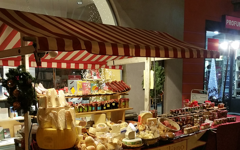 Banca de produtos típicos da região na feirinha de Natal em Ascona , Suíça - por Selma Poncini