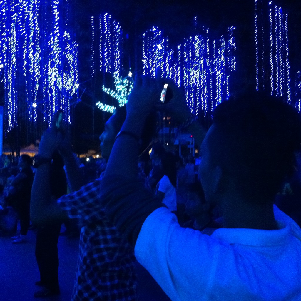 Festival de luzes em Makati registrado por filipinos, que adoram tirar fotos para redes sociais.