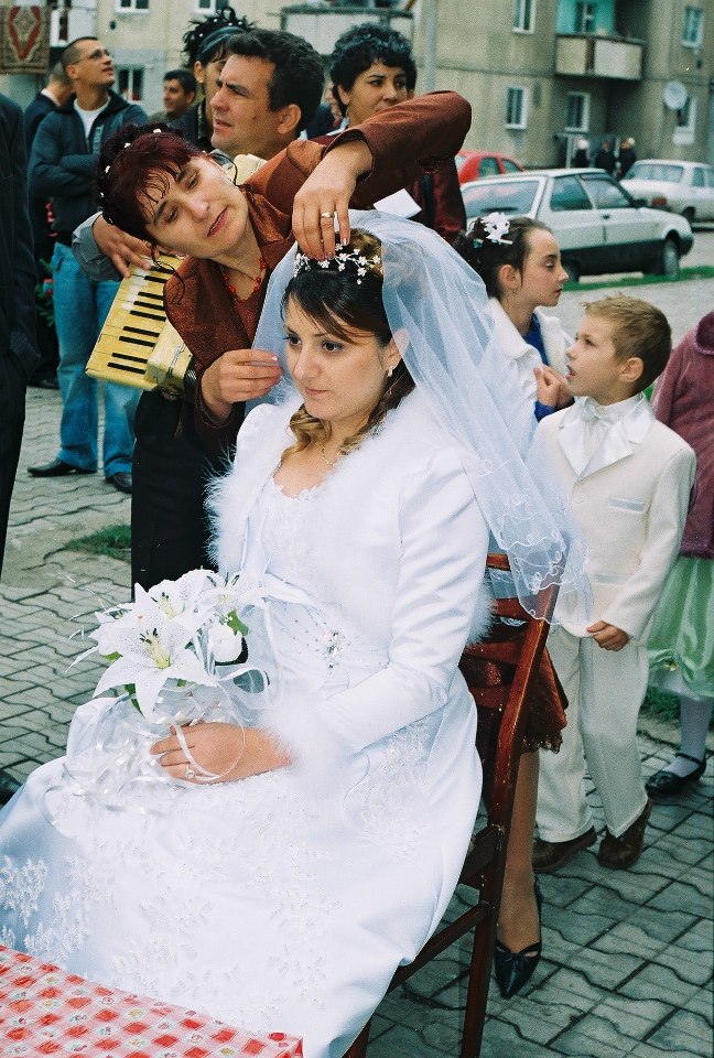 Noiva sendo preparada pela madrinha - foto arquivo pessoal