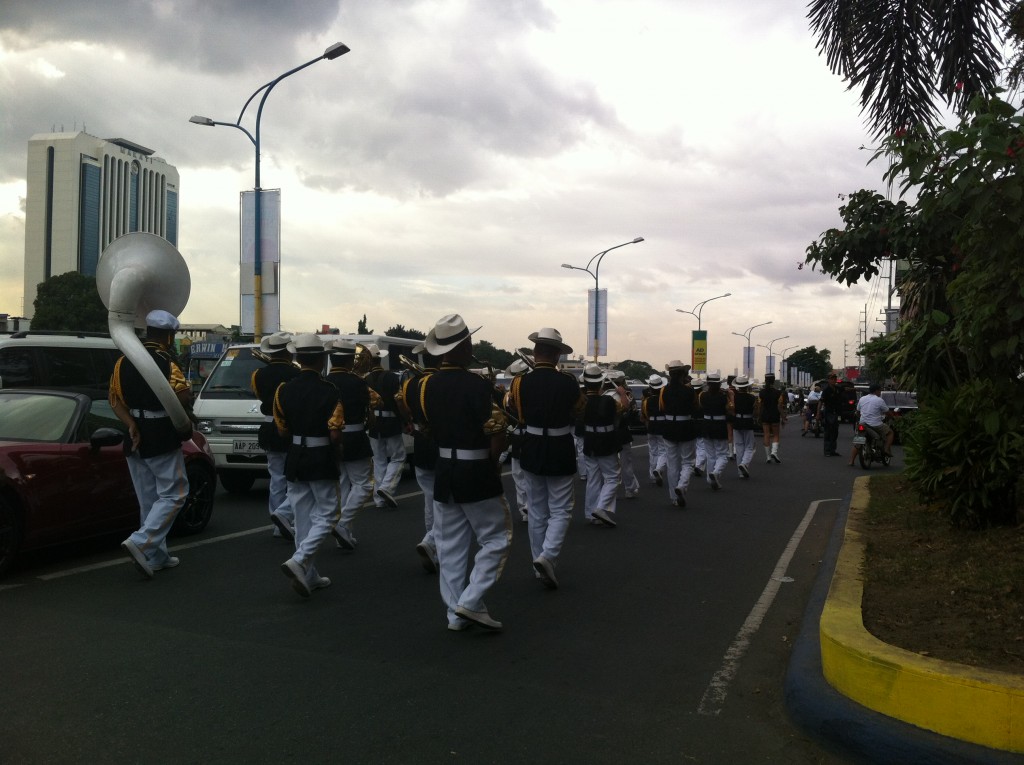 "Musikeros", como são chamados na língua local, homenageiam a pessoa falecida com toda a pompa.