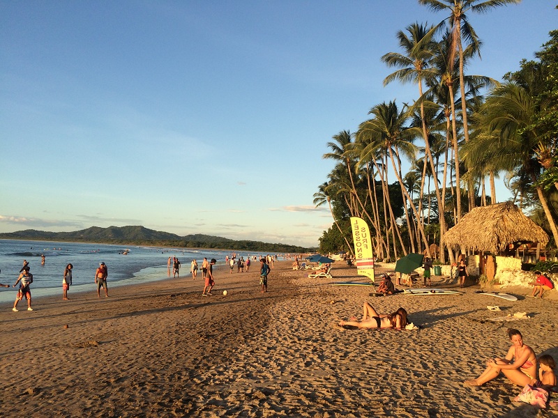 Ticos jogando futebol na beira da praia de Tamarindo