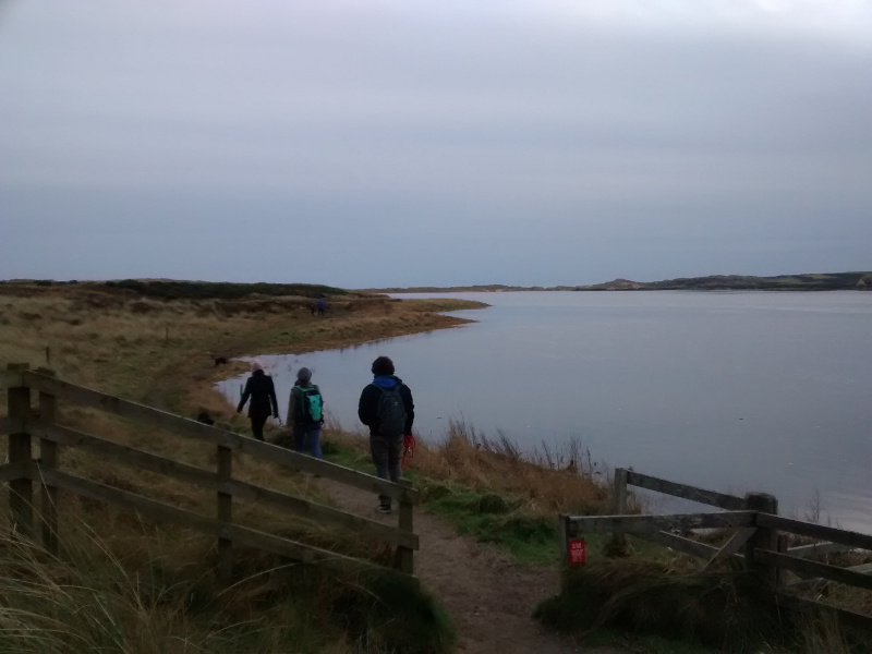 Caminhando pela Forvie National Natural Reserve em um dia de inverno