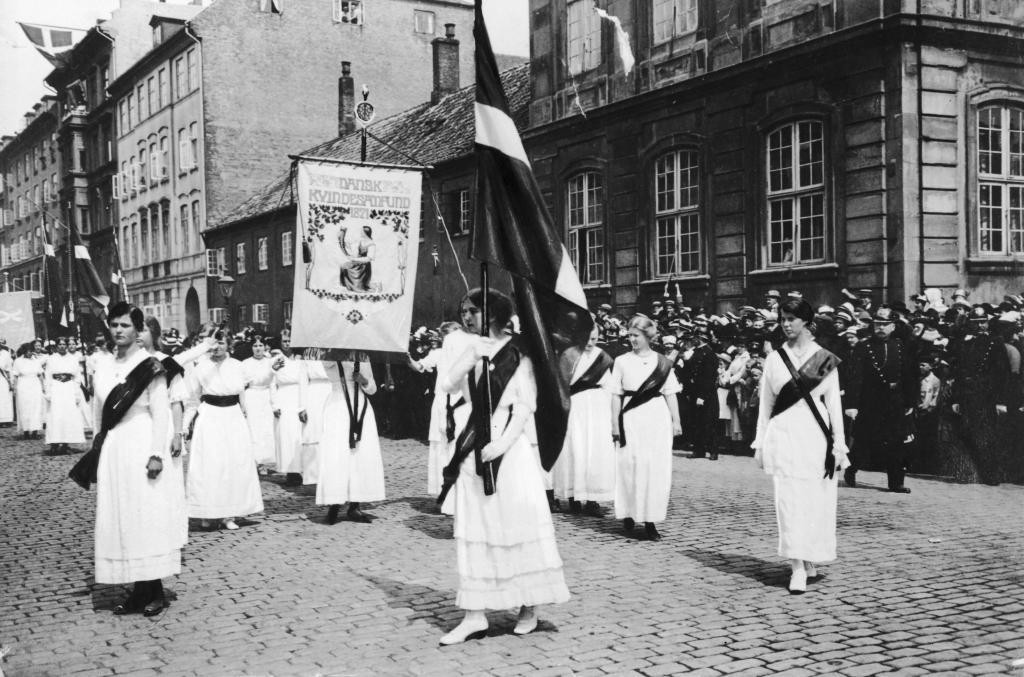 Mulheres nas ruas de Copenhague no dia 5 de junho de 1915, comemorando a conquista do direito ao voto. Foto: www.denstoredansk.dk