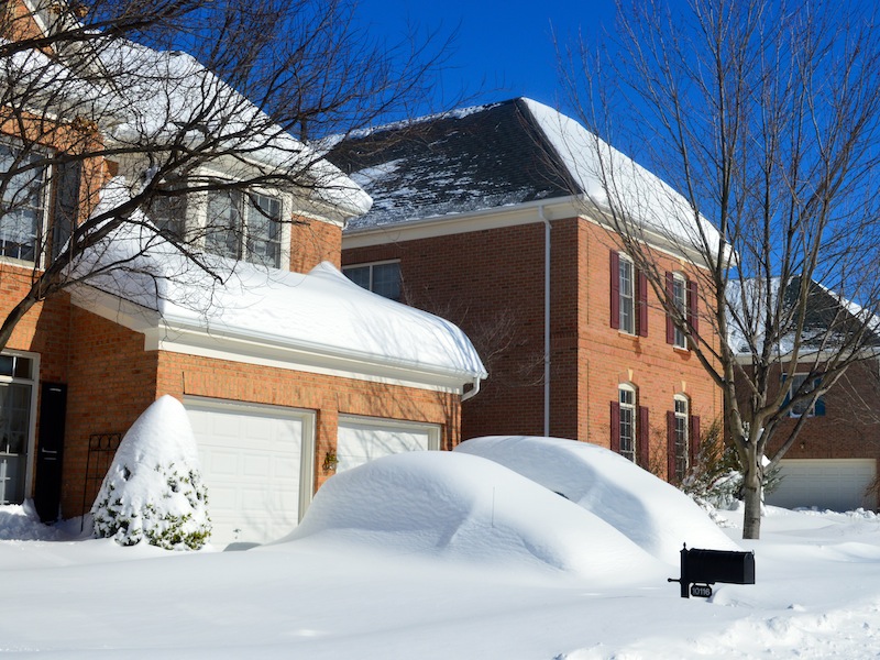 No dia seguinte, carros cobertos pela neve