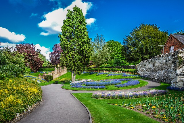gardens-717425_640