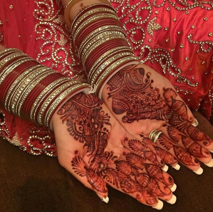 Mendhi no dia seguinte. Dizem que quanto mais escura a Mendhi ficar, mais o noivo e a família dele vão amar a esposa. E aqui também é tradição escrever o nome ou as iniciais do nome do noivo entre os desenhos para que na noite de núpcias ele encontre. Sexy e provocante não é mesmo?! haha