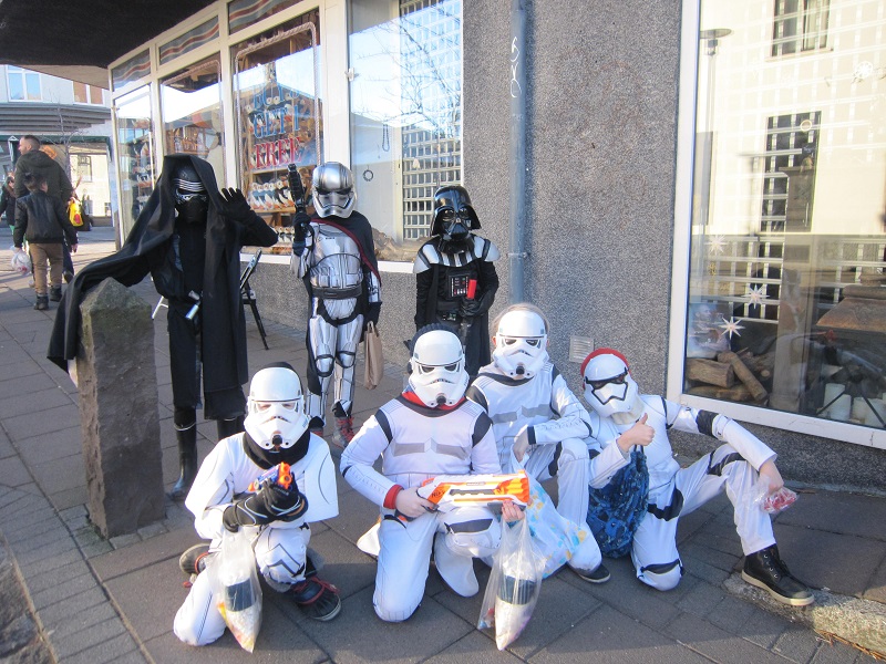 Guerra nas Estrelas nas ruas de Reykjavik. Se fosse no Brasil, era um "bloco Star Wars".
