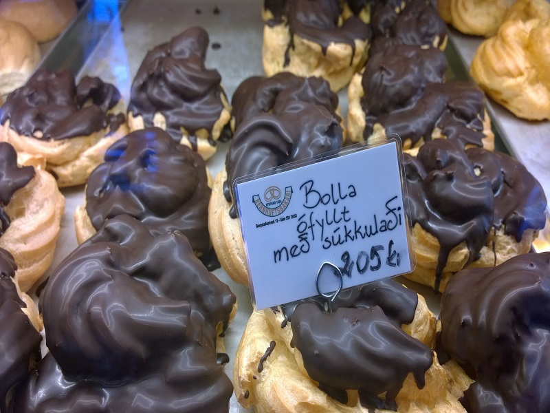Essas têm recheio e cobertura de chocolate, mas a tradicional é recheada de chantilly.