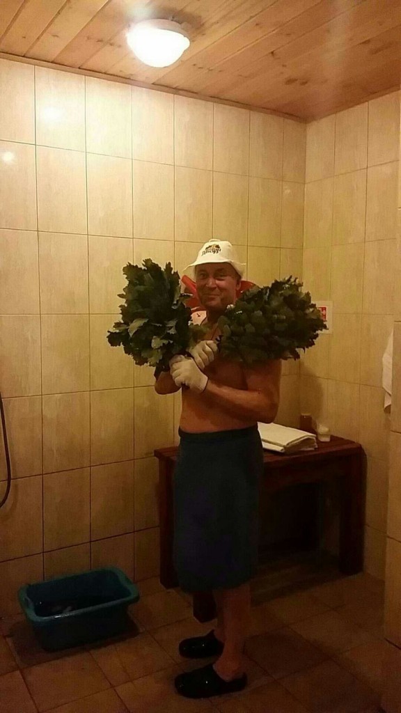Funcionário russo da banya pronto para o ritual tradicional
