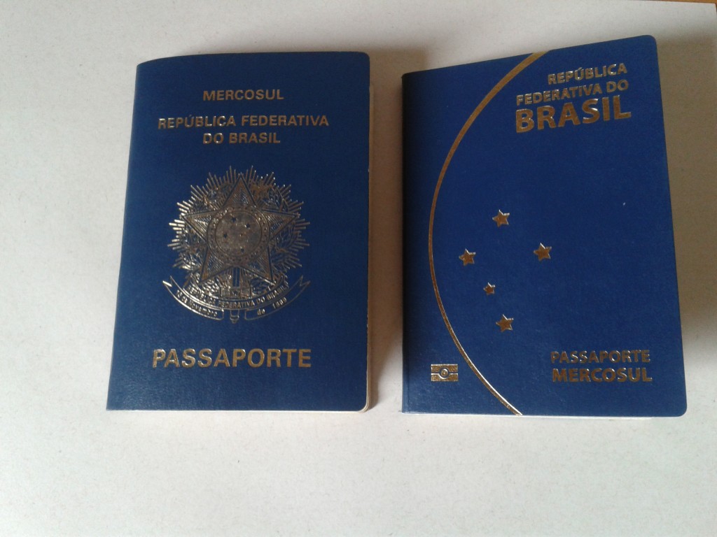 À esquerda passaporte antigo à direita o novo passaporte