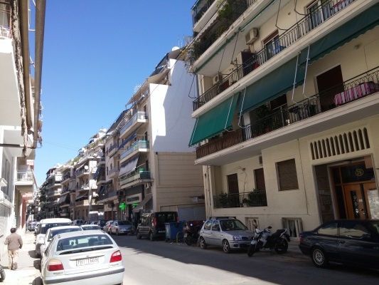 Rua residencial típica do centro de Atenas
