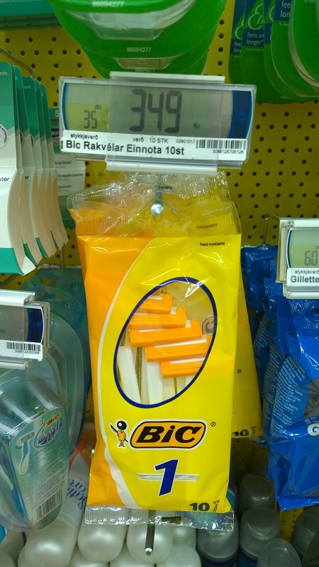 Barbeadores em oferta quando a moda é barba comprida...