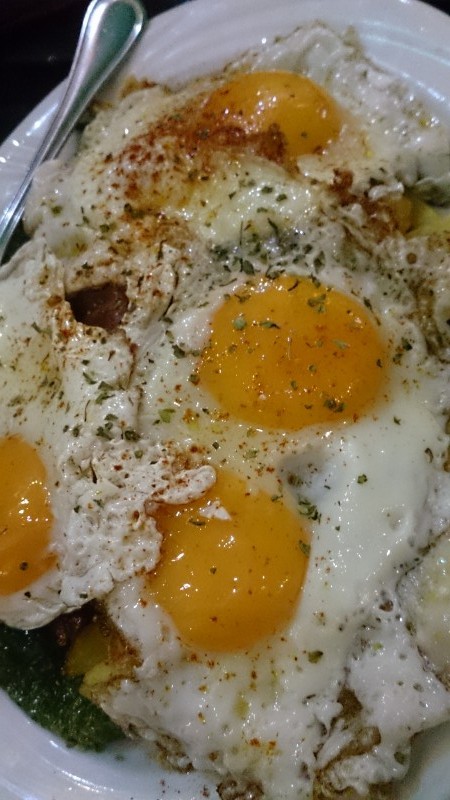 Huevos Rotos: esses ovos fritos vêm sobre uma camada de jamón e muita batata frita!