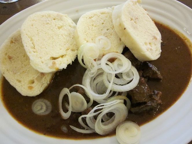 Gulash, um dos pratos mais típicos da República Tcheca.