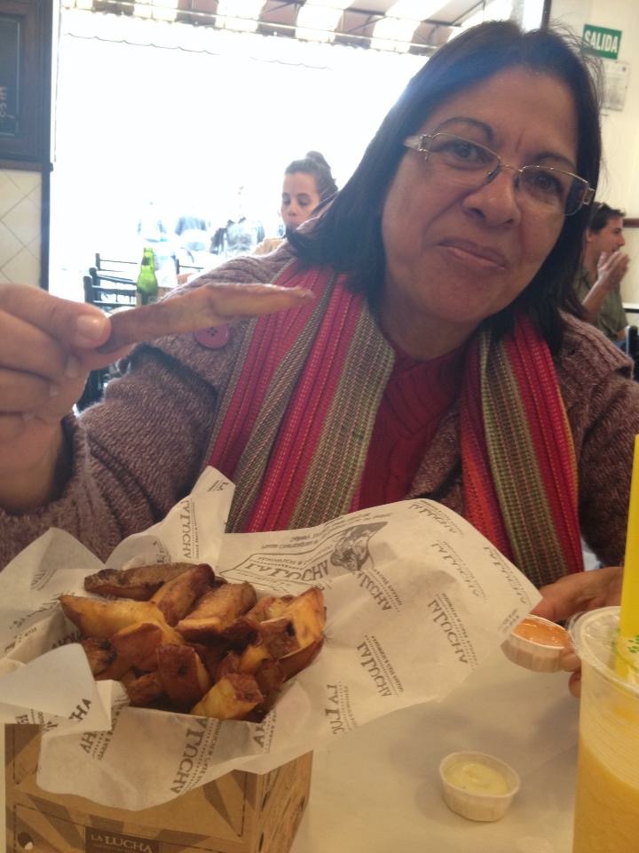 Minha mãe, Dilma, experimentando as "melhores batatas fritas do mundo".