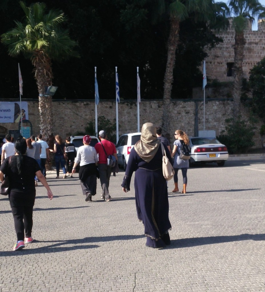muçulmana em grupo de turistas judeus