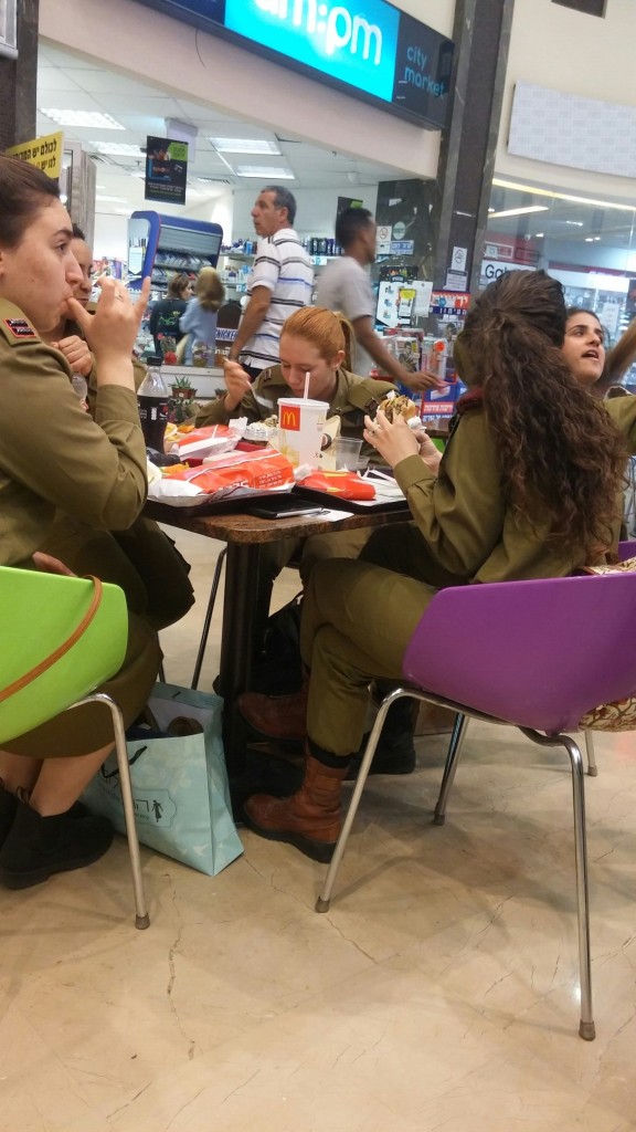 soldados israelenses comendo no Mc Donalds