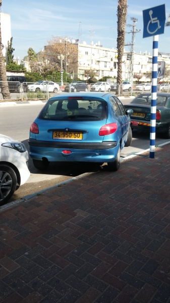 Carro estacionado - não é deficiente