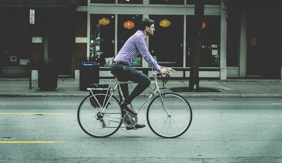 Pedalando tranquilamente pela cidade. Fonte: Pixabay.