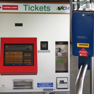 Máquina para comprar ticket e validar na caixa azul
