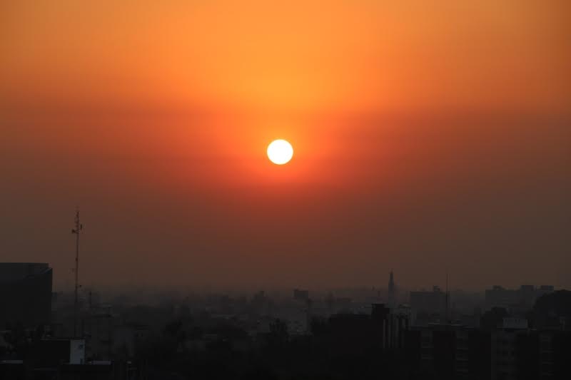 Nascer do sol na Cidade do México, em um dos dias decretados como contingência ambiental este ano