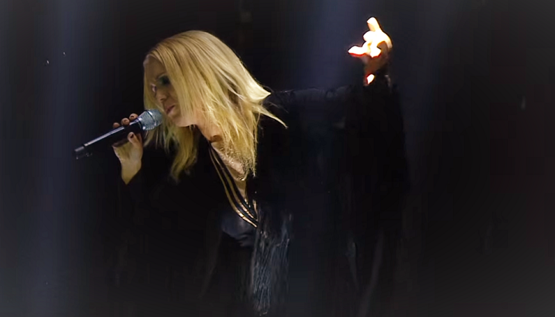 A cantora Greta Salóme representando a Islândia na semi-final de 2016. Foto tirada da minha TV.