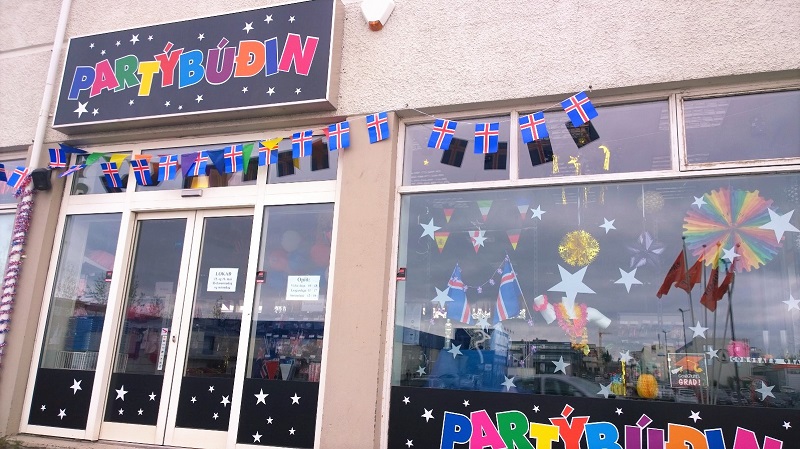 Lojinha de artigos de festa toda enfeitada para o Eurovision.