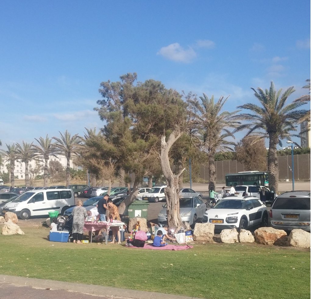 Churrasco em praça em frente a praia de Haifa