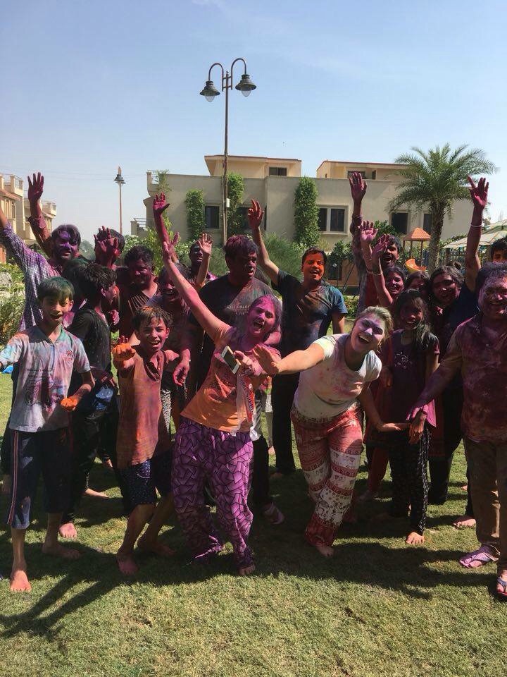 Ana Camila comemorando o Holi.