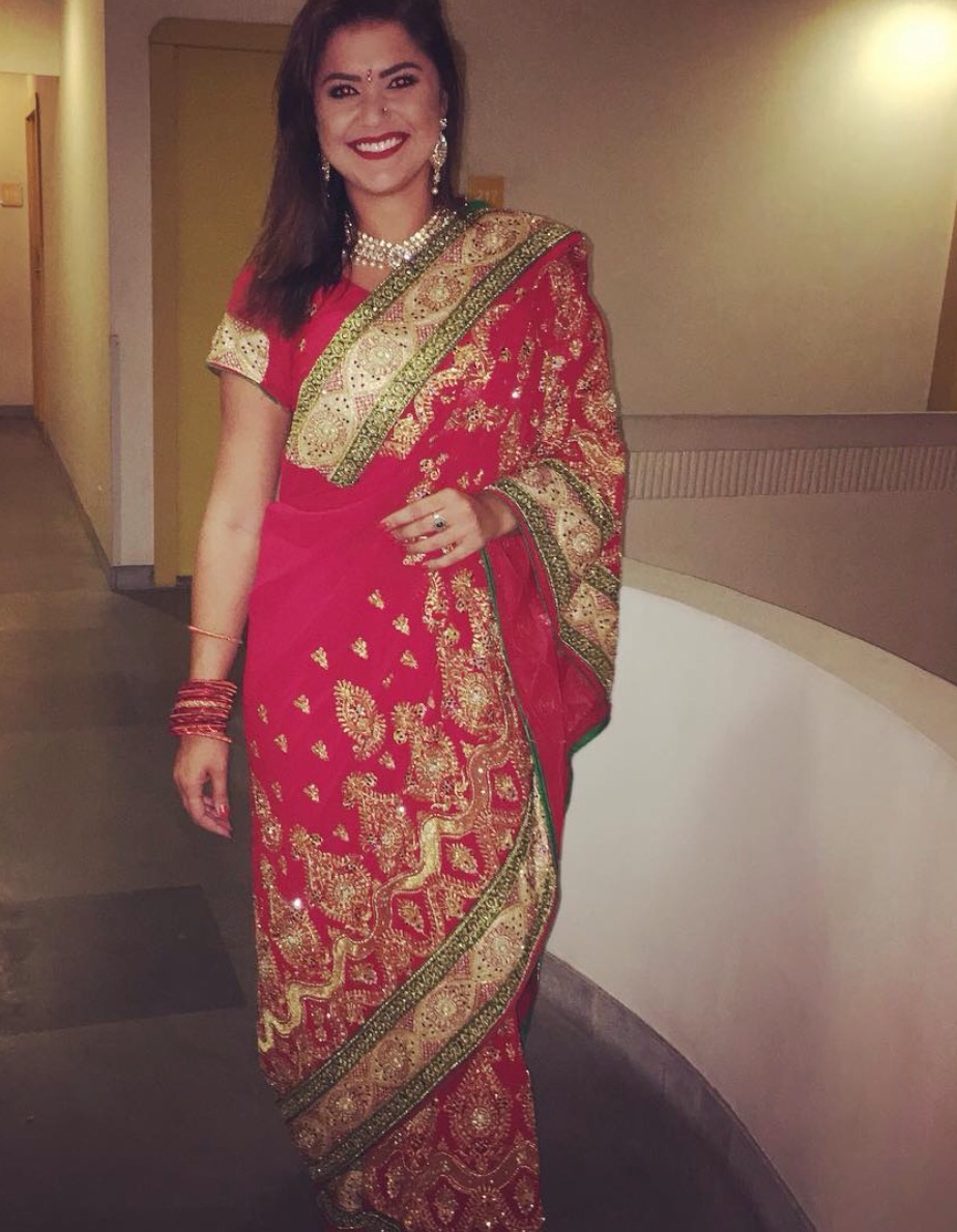 Ana Camila linda em um saree indiano indo prestigiar um casamento.