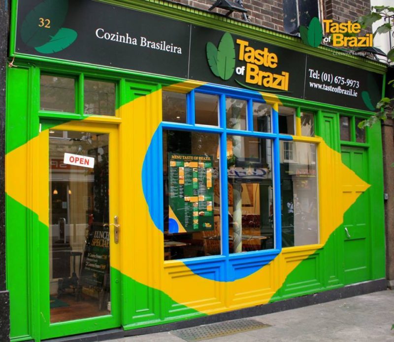 Fachada com a bandeira. Fonte: página oficial do Taste of Brazil no Facebook.
