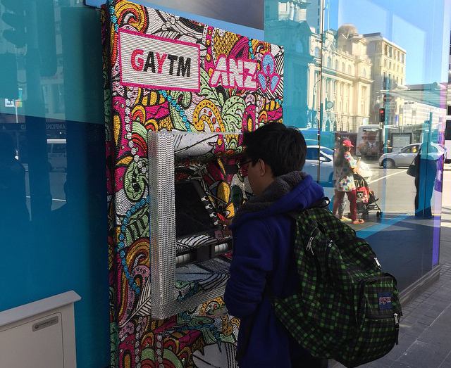 Caixa eletrônico no centro de Auckland homenageando os gays com o “GAYTM"