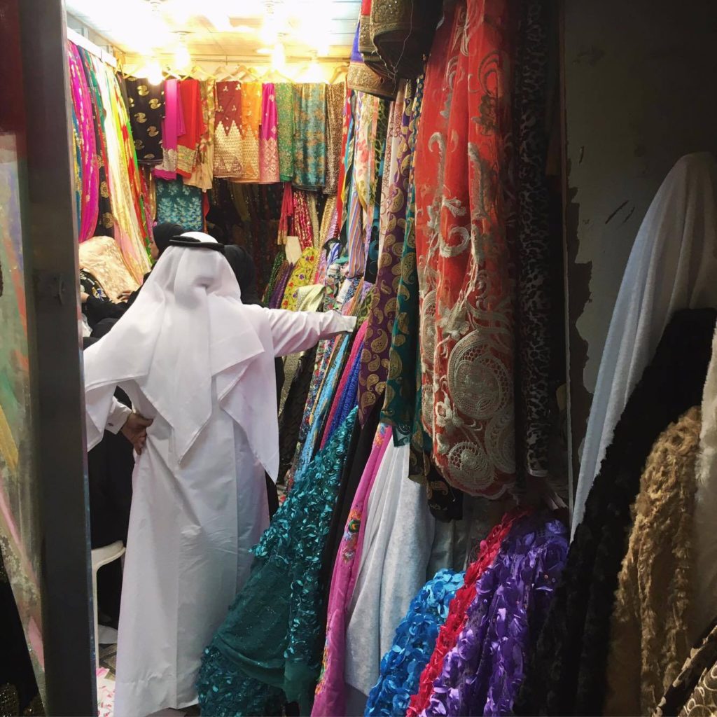 Negociante da loja de pashiminas e tecidos no Souq Waquif