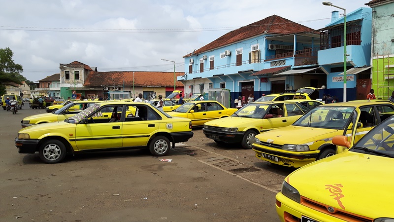 FOTO 3 - frota de táxis/lotadas no Centro de São Tomé