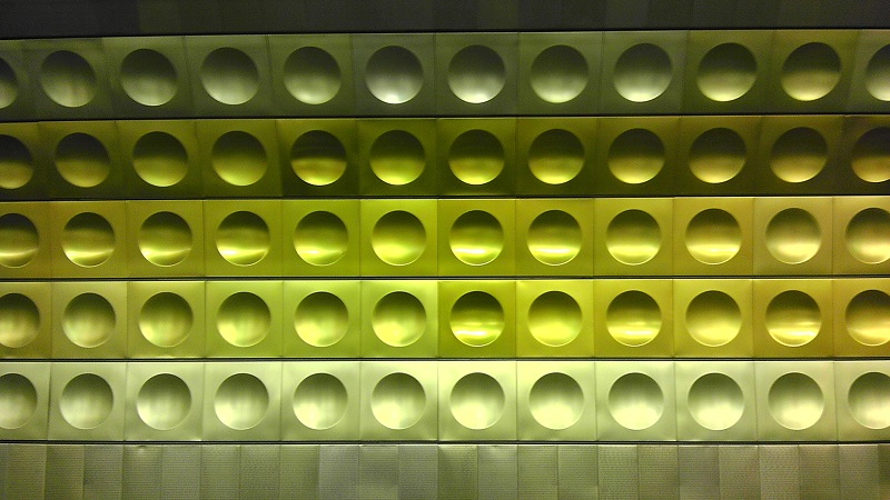 Na plataforma do metrô em Praga.