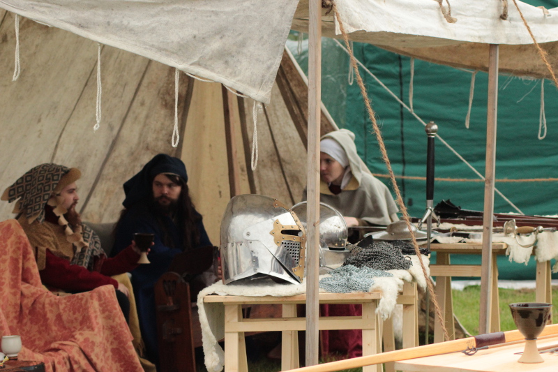 Tenda com armaduras e outros artigos tradicionais