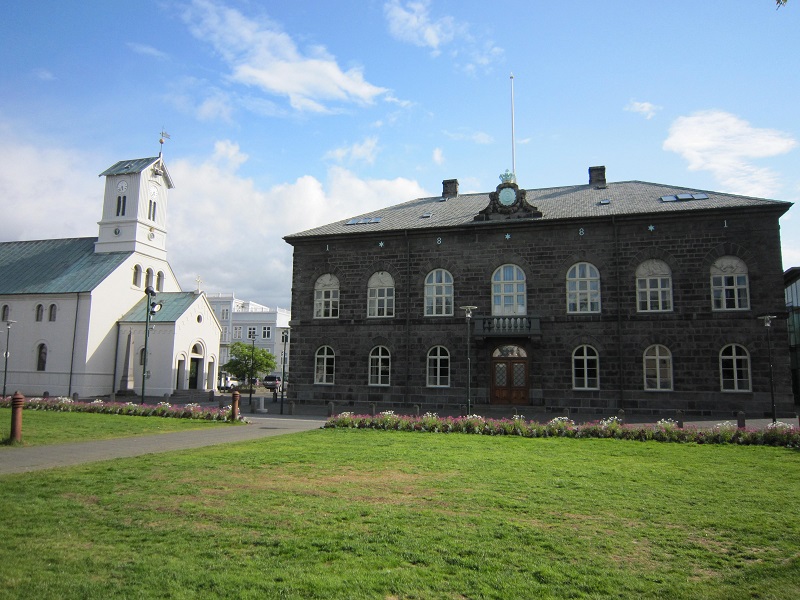 Ao lado do Parlamento, na praça Austurvöllur fica a CATEDRAL de Reykjavik, a Dómkirkjan (à esquerda, na foto).