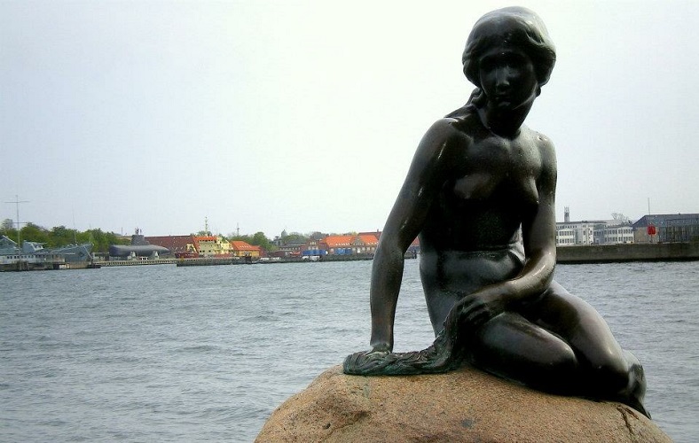 A icônica pequena sereia é um dos símbolos de Copenhage. Fonte: Arquivo Pessoal da Autora