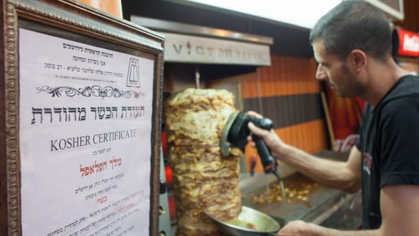 Exibição de certificado de observação das leis judaicas. Foto: Haaretz/divulgação