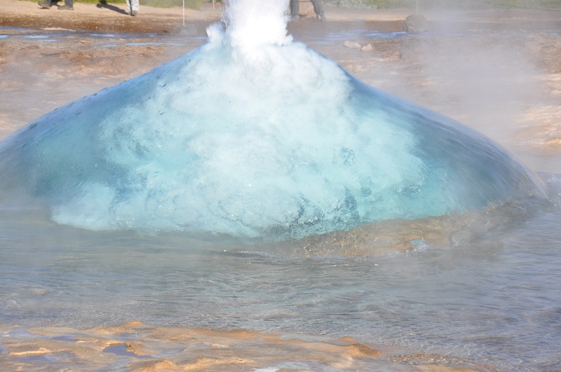 A água saindo do gêiser Strokkur, o mais ativo do vale Haukadalur.