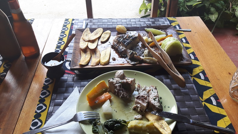 Prato típico em São tomé - peixe com legumes e banana.
