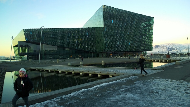A Harpa vista de fora num dia de inverno. Isso no chão é gelo.
