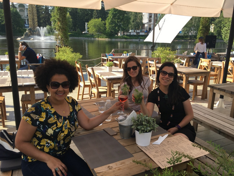 Drinks com as amigas em uma varanda no Parque VDNKH