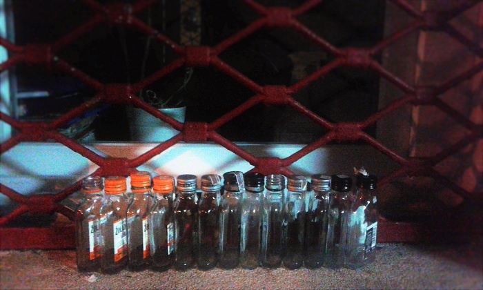 É comum encontrar garrafas de vodca vazias pelos cantos da cidade. Fonte: Arquivo pessoal.