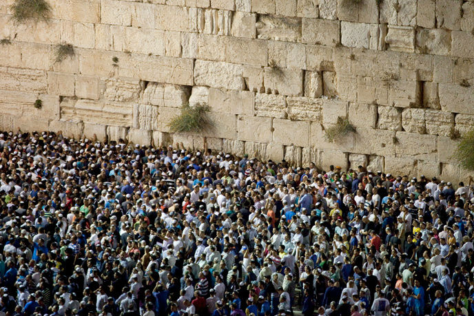 Milhares de pessoas rezam em frente ao Muro das Lamentações em Yom Kipur fonte:http://www.israel21c.org)